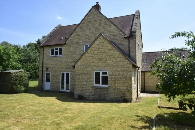 Photo 2 — Church Walk, Oxfordshire, Ambrosden, OX25 2UJ
