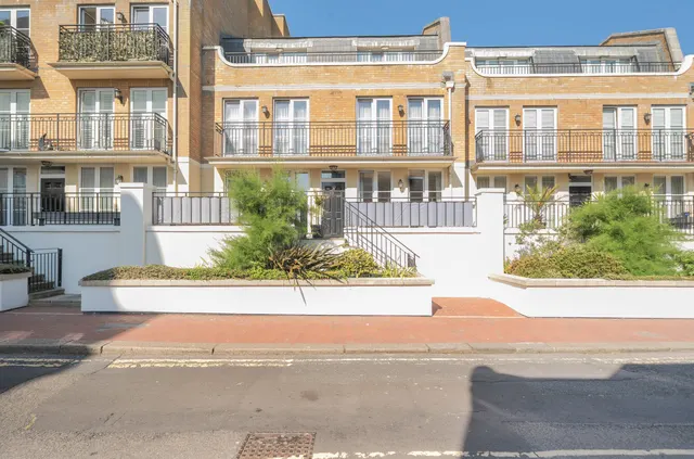 Steyne Gardens, Worthing, BN11, photo 1