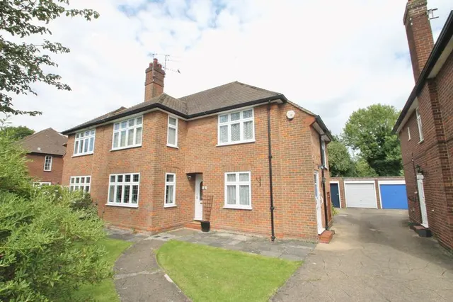 The Sigers, Pinner, photo 1