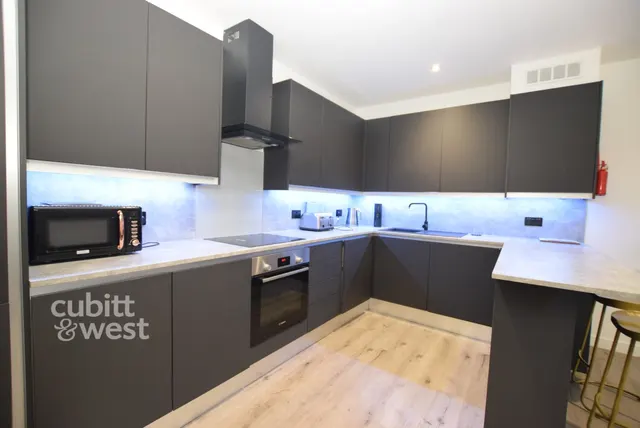 North Street, Horsham, RH12, photo 2