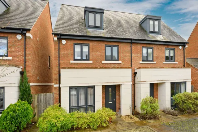 Carleton Avenue, East Molesey, Surrey, KT8 0AL, photo 1