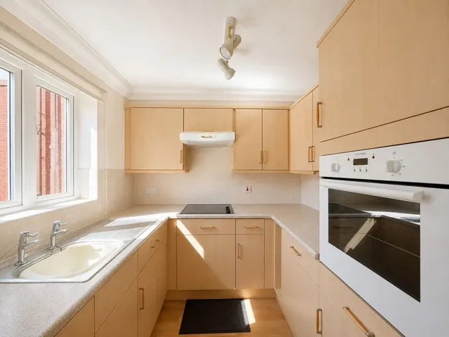Cooden Drive, Bexhill on Sea, photo 2