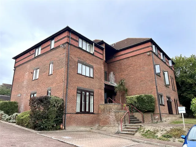 Farnham Road, Guildford, GU2, photo 1