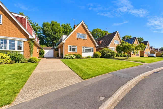 3 bedroom house, Keswick Drive, Lightwater, GU18
