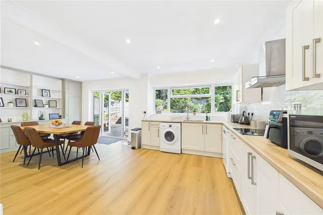 Keswick Drive, Lightwater, GU18, photo 2