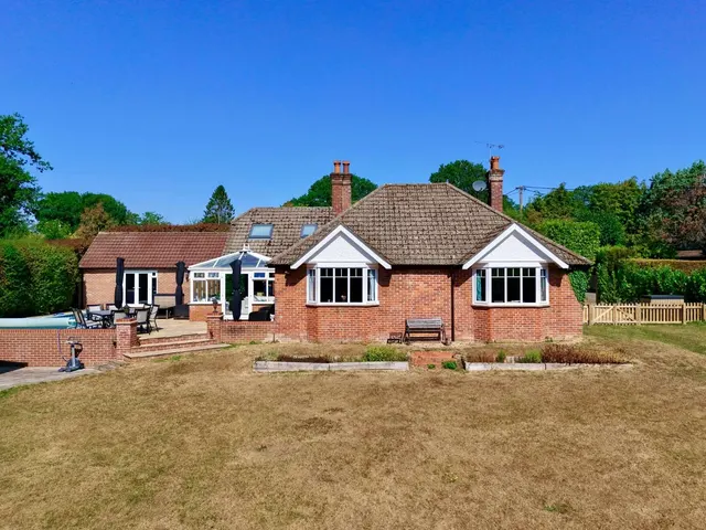 Beechfield Lane, Frilsham, Berkshire, RG18 9XD, photo 1