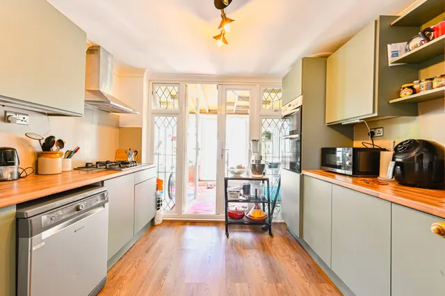 Photo 3 — 9 Taylors Green, London