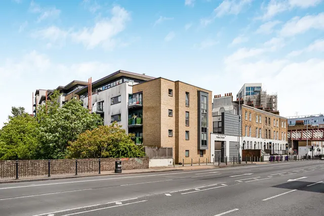 Commercial Road, London, E14, photo 3