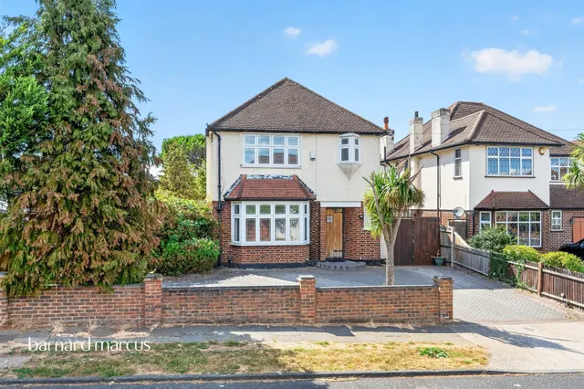 Avondale Avenue, Worcester Park, photo 1