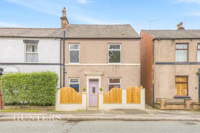 Halifax Road, Hurstead, OL16, photo 1