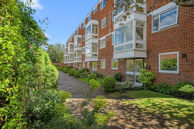 Hersham Road, Walton-On-Thames KT12 1RF, photo 1