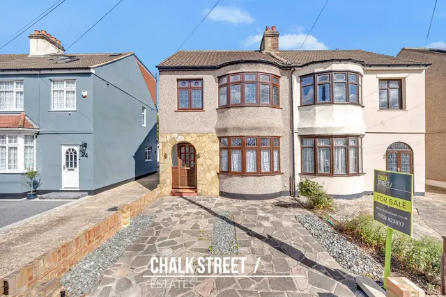 Standen Avenue, Hornchurch, RM12, photo 1