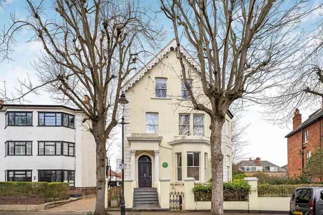 Avenue Crescent, London, W3, photo 1