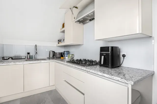 Avenue Crescent, London, W3, photo 3