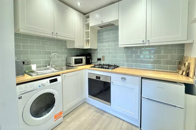 Pear Tree Court, The Maultway North, GU15, photo 3