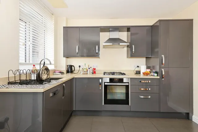 Springfield Road, Horsham, RH12, photo 3