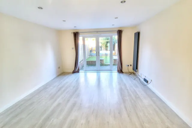 Gardens Close, Stokenchurch, HP14, photo 2