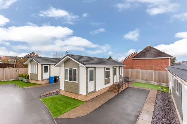 New Road, Featherstone, WV10, photo 1