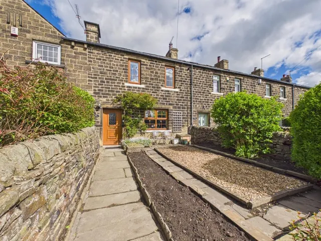 Gilstead Lane, Bingley, BD16, photo 1