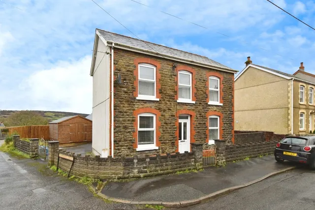 Wernoleu Road, Betws, SA18, photo 1