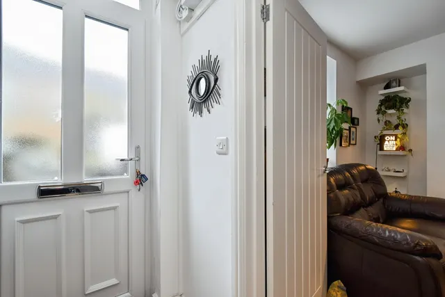 Wernoleu Road, Betws, SA18, photo 2