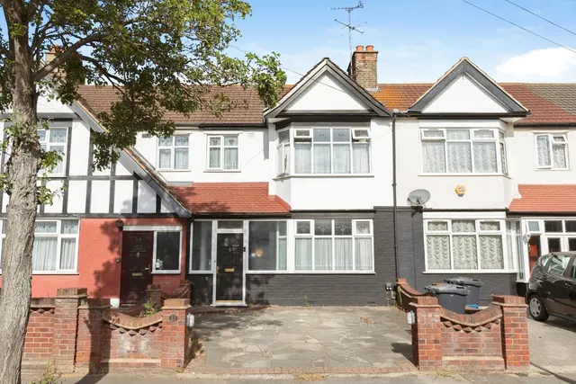 Denham Drive, ILFORD, Essex, IG2, photo 1