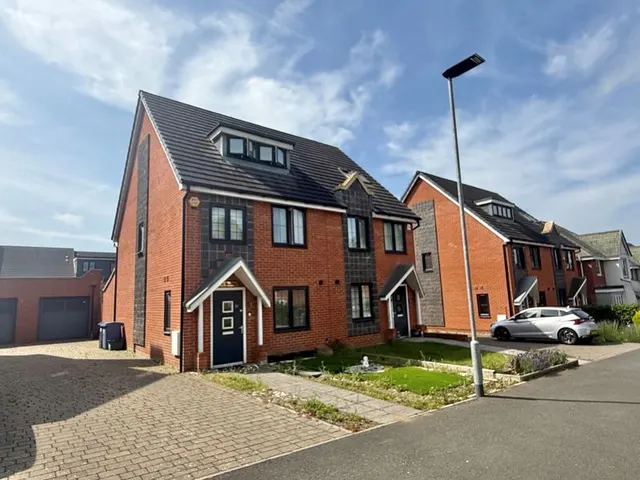 Kennedy Avenue, High Wycombe HP11 1BY, photo 1