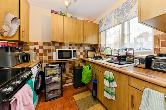 Gainsborough Road, Stamford, PE9, photo 3