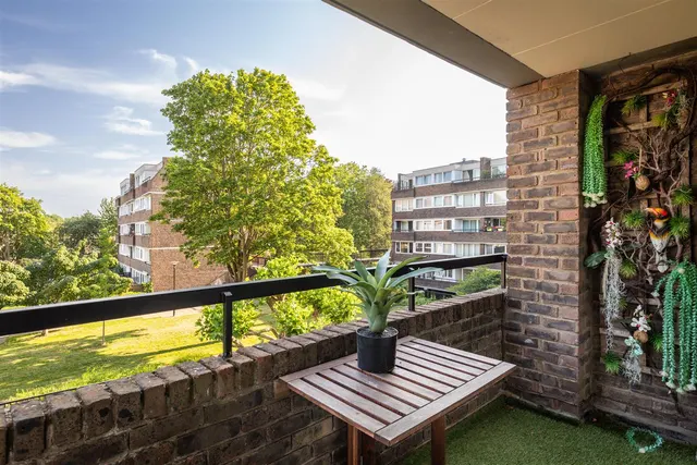 Justin Close, Brentford, TW8, photo 2