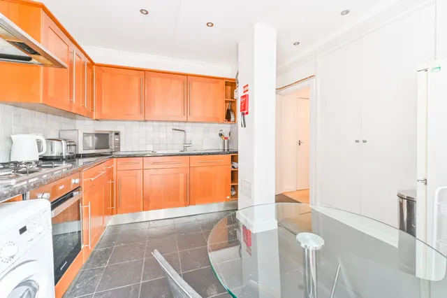 Photo 3 — Flat 60, 15 Portman Square, London