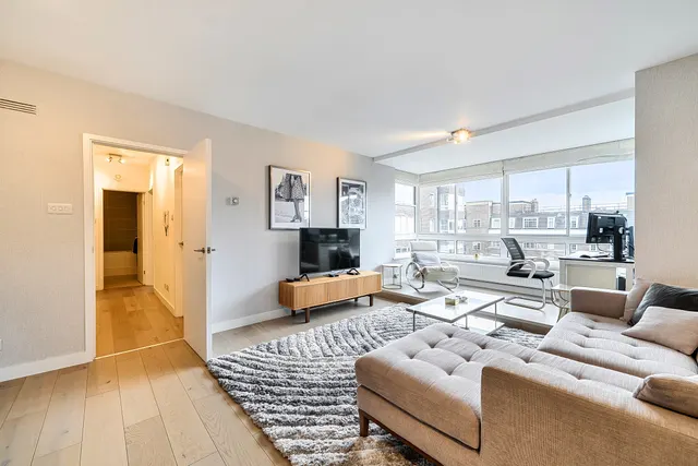 Photo 2 — 93 Pier House, 31 Cheyne Walk, London