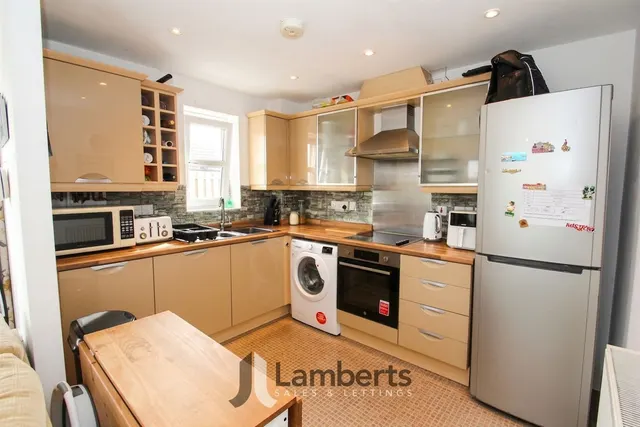 Photo 3 — 7 Shottery Close, Redditch