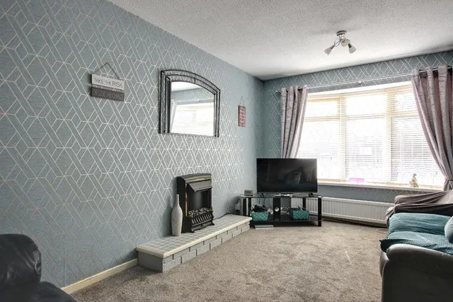 Photo 3 — Laurel Close, Hull