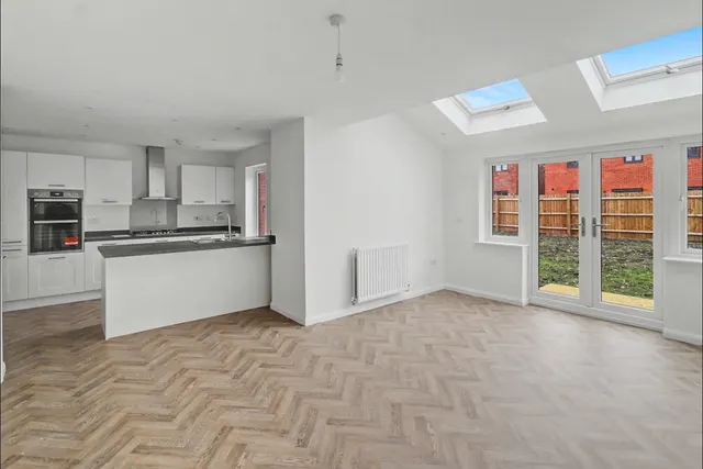 Bradway Lane, Burton-on-Trent, DE15, photo 2