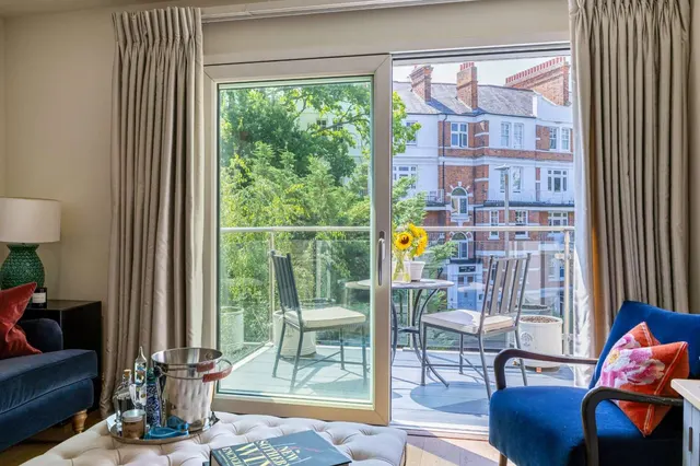 Photo 3 — Oakhill Road, Putney, London, SW15 2FJ