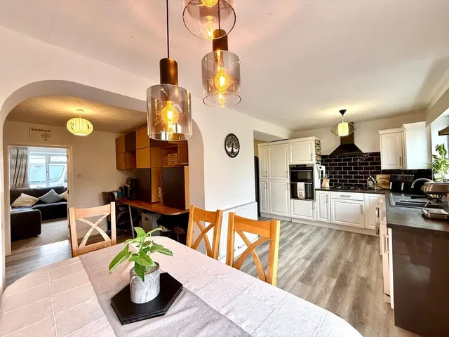 Sandringham Road, Swindon, SN3, photo 1