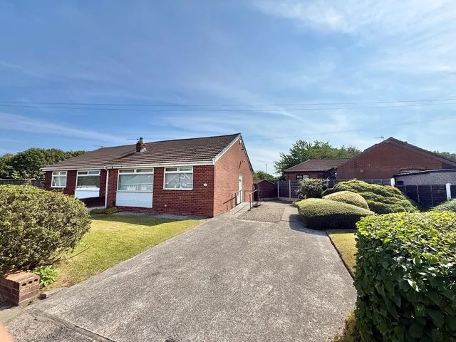2 bedroom house, Thomas Close, Denton, M34
