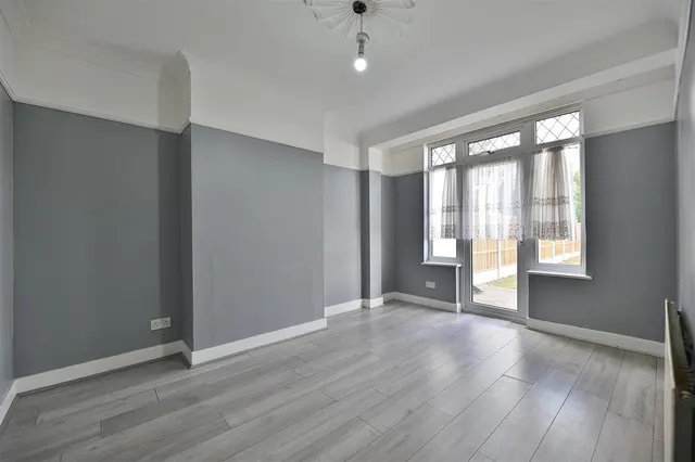 3 bedroom property — Fairlop Road, Barkingside, Essex, Ilford, IG62EF