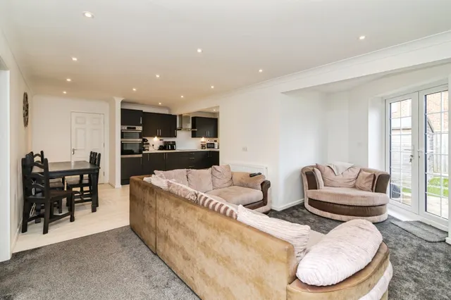 Witney Green, LOWESTOFT, photo 1