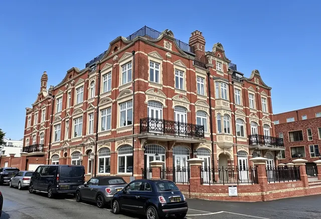 2 bedroom flat — The Grand Apartments, Leigh-on-Sea, SS9