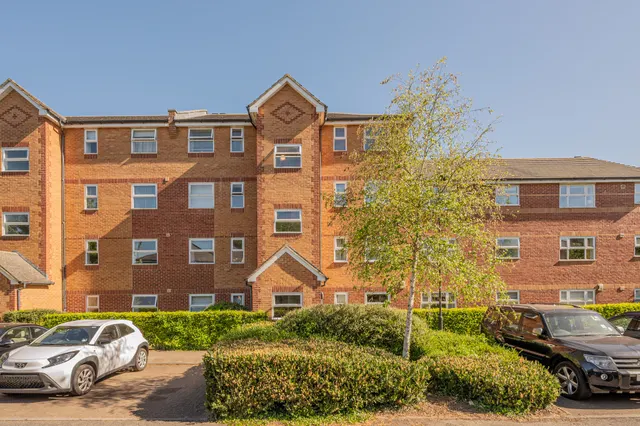 Photo 3 — 56 Molyneux Drive, London