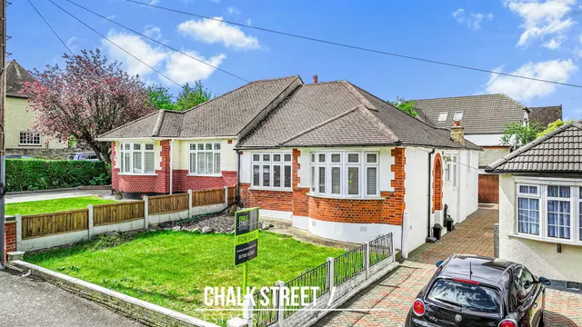 Walden Way, Hornchurch, RM11, photo 1