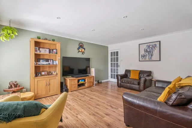 Photo 3 — Churchill Drive, Marlow SL7 1TW