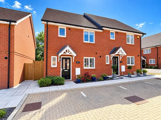 Cob Close, Blackwater, Camberley, Hampshire, GU17 9FU, photo 1