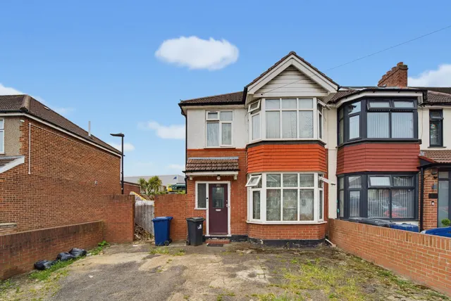 Photo 2 — Park Avenue, Southall, UB1 3AN