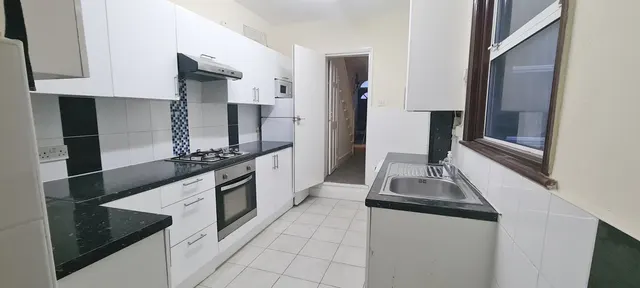 4 bedroom house — 96, Leytonstone Road, London, E15 1TQ