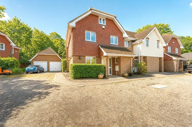 Kingsbridge End, Hook, Hampshire, RG27 9QQ, photo 1