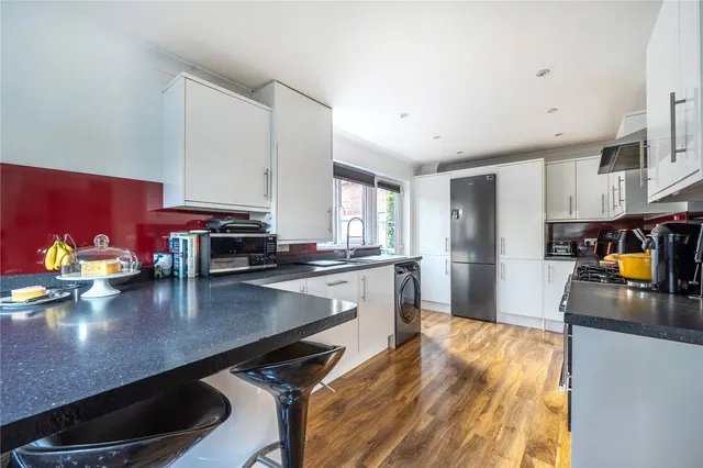 Photo 3 — Kingsbridge End, Hook, Hampshire, RG27 9QQ