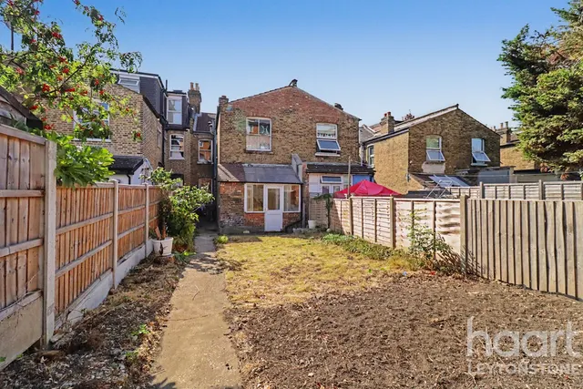 Preston Road, London, E11, photo 2