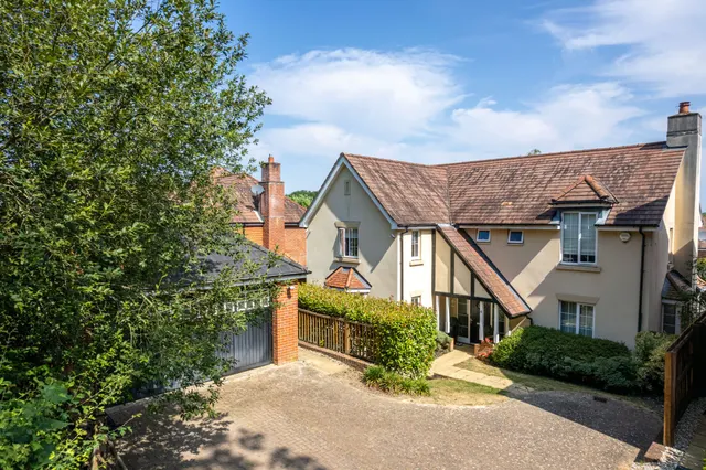 Walnut Grove, Hartley Wintney, Hook, RG27 8XG, photo 1